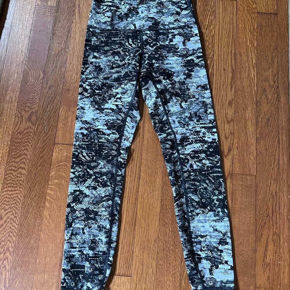 Lululemon Wunder Under pants size 4. Black & white lace pattern